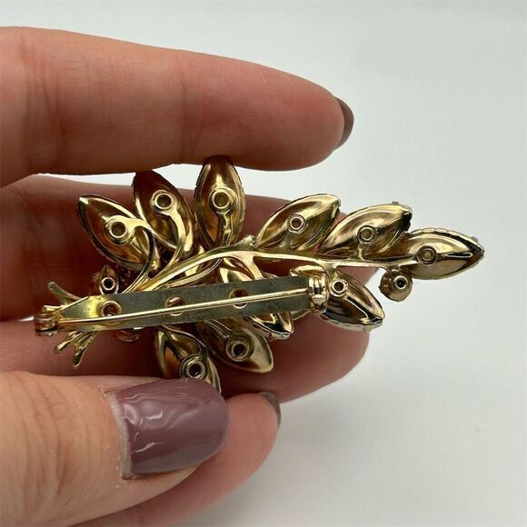 Beautiful Vintage Gold Tone Leaf Brooch Prong Set Faux Pearls & AB Rhinestones - Picture 3 of 9